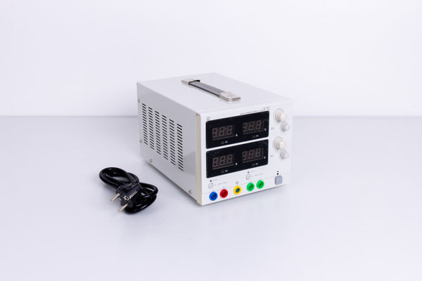 Alimentation AC/DC 0–30 V / 0–10 A