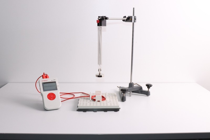 Mesure d'une force électromotrice induite sur une boucle conductrice dans un champ magnétique variable dans le temps
