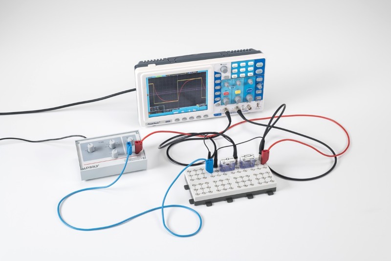 Charge et décharge d'un condensateur à l'enclenchement et à la coupure d'un courant continu - Mesure à l'oscilloscope
