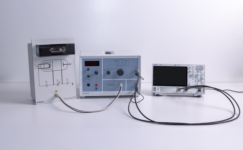Expérience de Franck-Hertz avec le néon - Tracé avec l'oscilloscope ou point par point
