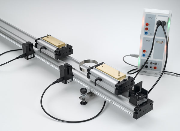 Energie et impulsion lors du choc élastique et inélastique sur le rail à chariot - Mesure avec deux barrières lumineuses et CASSY