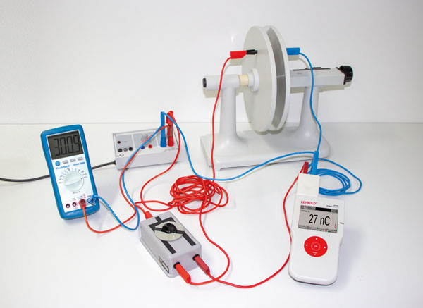 Détermination de la capacité d'un condensateur à plaques - mesure de la charge avec l'amplificateur de mesure D