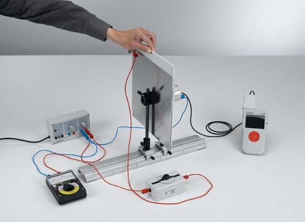 Mesure de la force du champ électrique dans un condensateur à plaques en fonction de diélectriques