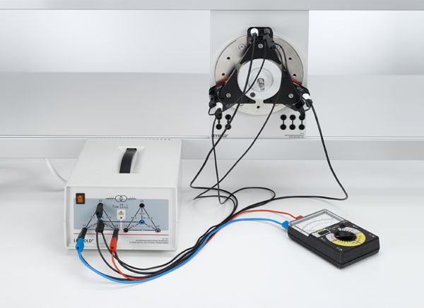 Montage d'un moteur synchrone à courant triphasé et d'un moteur asynchrone à courant triphasé