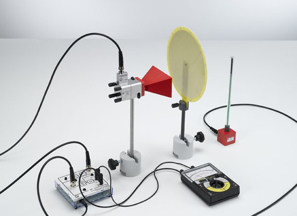 Allure du champ et polarisation des micro-ondes devant une antenne à cornet