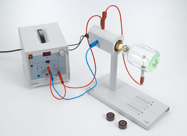 Démonstration de la propagation rectiligne des électrons dans un espace sans champ