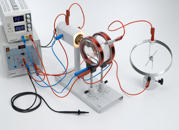 Thermoémission dans le vide: détermination de la polarité et évaluation de la charge spécifique des porteurs de charge émis