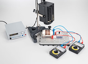 Relevé des caractéristiques courant / tension d'une batterie solaire en fonction de l'intensité lumineuse